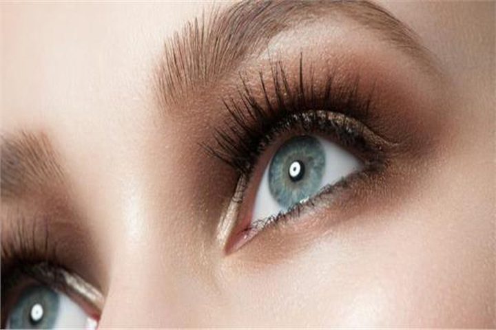 ما هي أعراض التهاب قرنية العين ؟