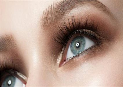 ما هي أعراض التهاب قرنية العين ؟