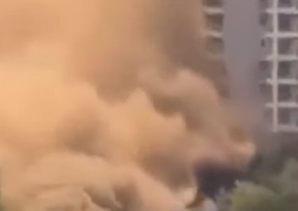 شاهد..الدخان الأصفر يوقف حركة المرور في مدينة صينية