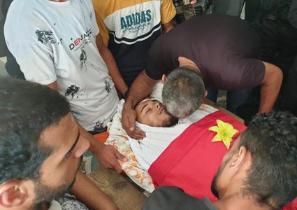 المواطنون يشيعون جثمان الشهيد أبو موسى جنوب قطاع غزة