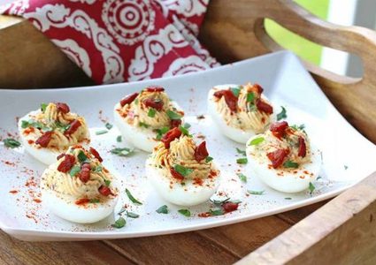 البيض المحشي بالخضراوات