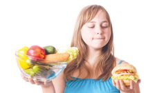 أطعمة تسبب الشعور بالكسل والخمول خلال فترة المراهقة