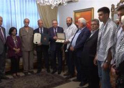 دبور يقلد المناضل اللبناني الراحل هاني فاخوري وسام الرئيس عرفات