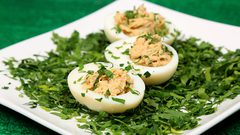 البيض المسلوق مع السلمون المدخن