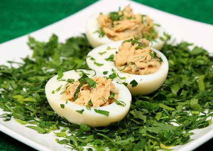 البيض المسلوق مع السلمون المدخن