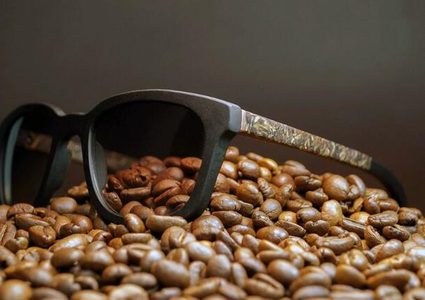 من رواسب القهوة..ابتكار نظارات شمسية صديقة للبيئة !