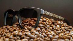 من رواسب القهوة..ابتكار نظارات شمسية صديقة للبيئة !