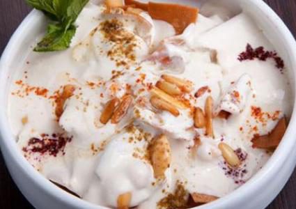 فتة الباذنجان التقليدية بلبن الزبادي