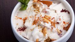 فتة الباذنجان التقليدية بلبن الزبادي