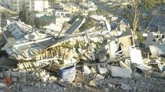 الاحتلال يجبر مواطنا مقدسيا على هدم منشأته التجارية بيديه