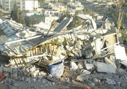 الاحتلال يجبر مواطنا مقدسيا على هدم منشأته التجارية بيديه