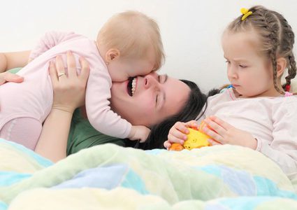 غيرة الأطفال والتعامل معها