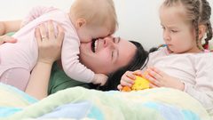 غيرة الأطفال والتعامل معها