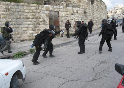 الاحتلال يداهم منازل المواطنين غرب جنين