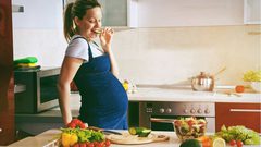 دراسة:  إتباع الأم الحامل حمية نباتية يفقد طفلها ميزة "الذكاء"