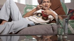 دراسة تحذر: الجلوس الدائم على الأريكة يضاعف خطر الوفاة المبكرة