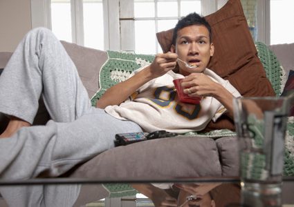 دراسة تحذر: الجلوس الدائم على الأريكة يضاعف خطر الوفاة المبكرة