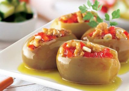 "تخليل المكدوس" .. فرصة عمل تدر دخلا لسيدات