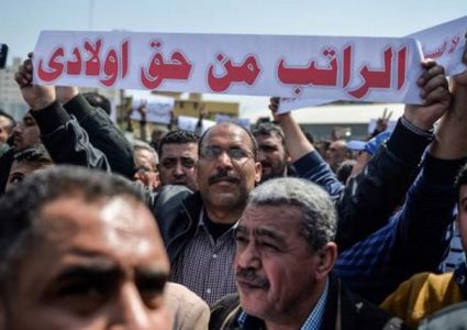 استقالات واستنكار عام عقب استمرار الحكومة بخصم رواتب موظفي غزة