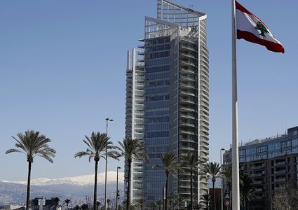 انهيار مروع لجسر وسط العاصمة اللبنانية