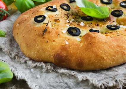 طريقة عمل خبز بالزيتون والجبن