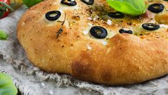 طريقة عمل خبز بالزيتون والجبن