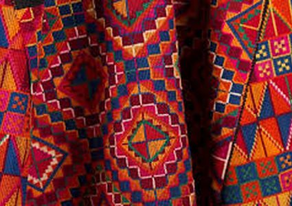 لينا الخليلي تبدع تصاميما في التطريز