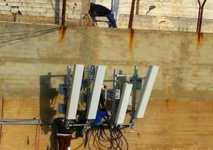 عشرات الأسرى يشرعون بالإضراب عن الطعام