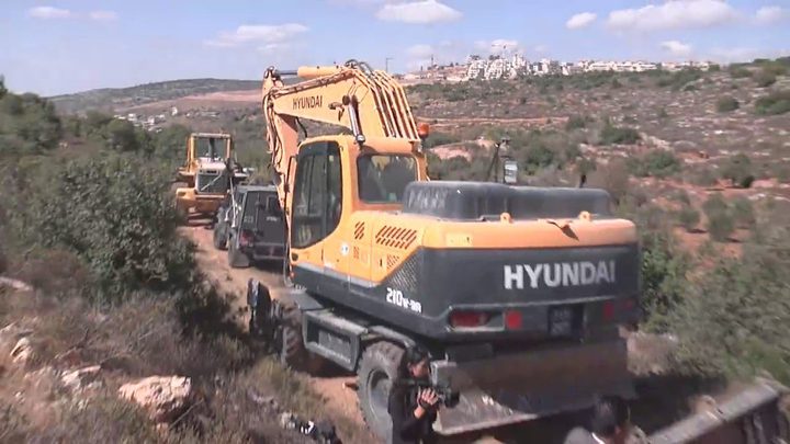 مستوطنون يجرفون أراضي غرب بيت لحم
