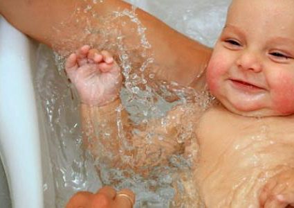 إستحمام الطفل تجربة ممتعة وإرشادات مهمة