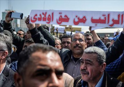 غضب في غزة تجاه الحكومة والأخيرة تعد بدراسة الأزمة