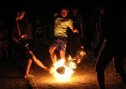أندونيسيا.. أطفال يلعبون كرة النار حفاة بمناسبة بدء العام الهجري