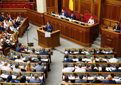 برلمان أوكرانيا يؤيد تجريد أعضائه من الحصانة