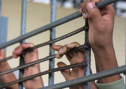 8 أسرى يواصلون إضرابهم عن الطعام