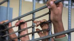 8 أسرى يواصلون إضرابهم عن الطعام