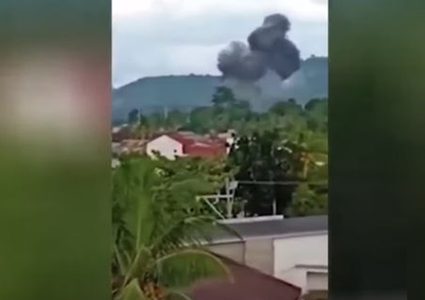 الفلبين.. لحظة تحطم طائرة في منتجع سباحة