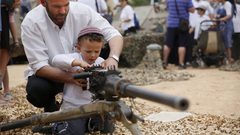 مستوطن يرهب المواطنين بإطلاق النار صوبهم شمال نابلس