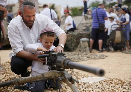 مستوطن يرهب المواطنين بإطلاق النار صوبهم شمال نابلس