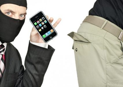 الخليل: القاء القبض على 3 مشتبهين قاموا بسرقة 15 جهاز محمول