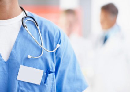 هاجمه 250 شخص.. تعذيب وقتل طبيب مسن "بسبب حالة وفاة"!