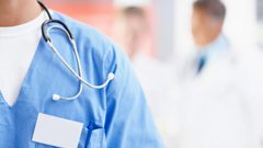 هاجمه 250 شخص.. تعذيب وقتل طبيب مسن "بسبب حالة وفاة"!