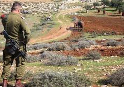 قوات الاحتلال تمنع المواطنين شرق نابلس من دخول أراضيهم