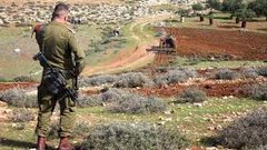 قوات الاحتلال تمنع المواطنين شرق نابلس من دخول أراضيهم