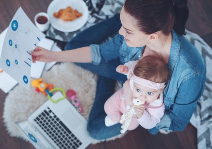 لا تتوقفي عن تحقيق طموحك وأنتِ أم