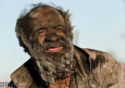 مسن لم يغسل وجهه منذ 60 عاماً ويدخن براز الحيوانات وينام في حفرة