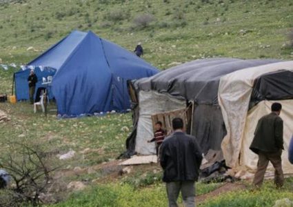 مستوطنون ينصبون خيمة كبيرة في تل الرميدة