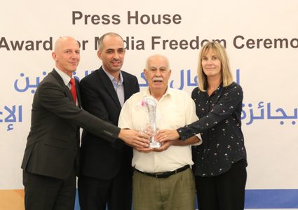 بيت الصحافة يمنح الكاتب طلال عوكل جائزة تقديرية