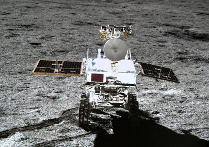 اكتشاف مادة غامضة براقة على سطح القمر