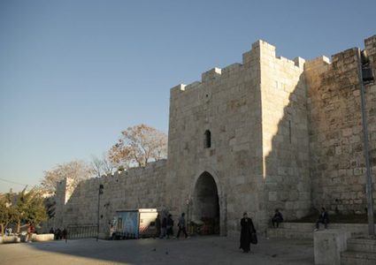 الاحتلال يغلق باب الساهرة في القدس المحتلة