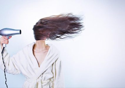 تجفيف الشعر بالهواء الساخن ينذر بنتائج كارثية